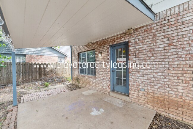 Building Photo - 1504 N Willow Ave
