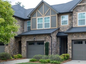Building Photo - "Exquisite  2-Bed Townhouse with 2.5 Baths in Prime Charlotte Location – 1,531 Sq Ft of Comfort!"