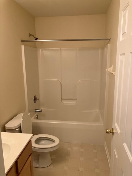 2nd bathroom - 3202 Pine Pointe St