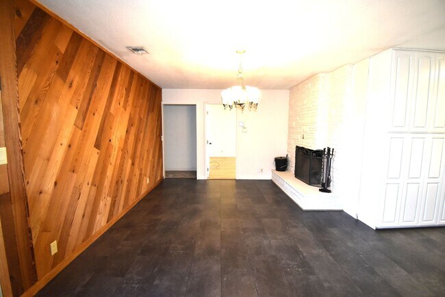 Building Photo - Desirable North Albany home.