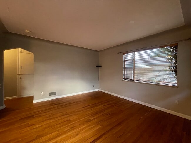 Building Photo - 2160 King St