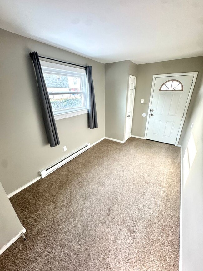 Building Photo - 828 N Sherman St