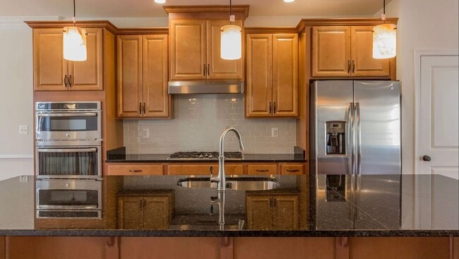 Building Photo - Stunning 3 Level, 3 Bed 3.5 Bath Townhome ...