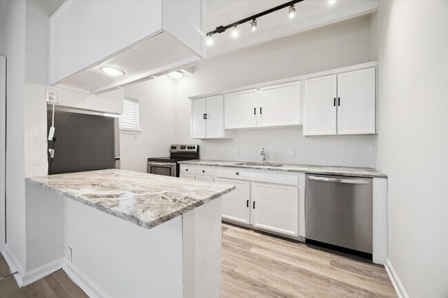 Primary Photo - 216 Marshall St