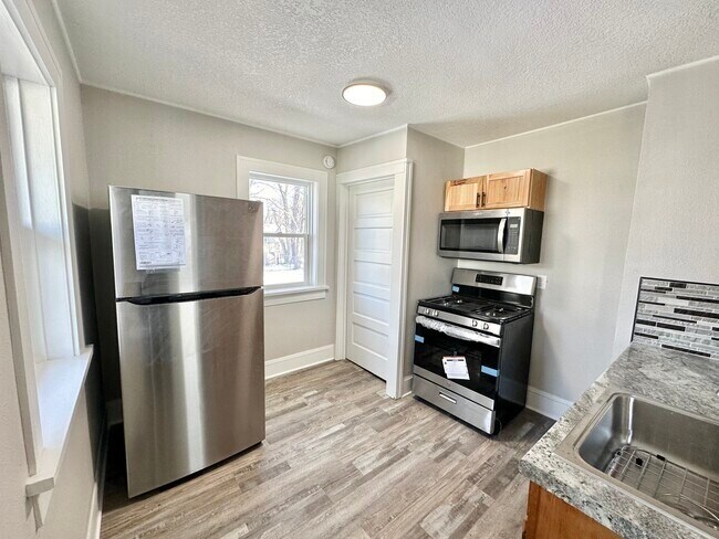 Building Photo - 1363 E 15th St