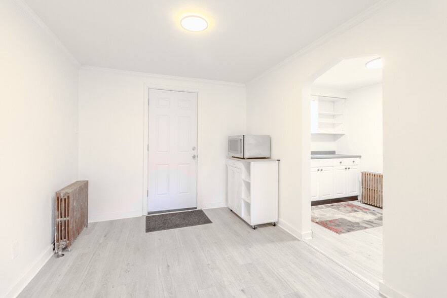 Building Photo - 825 5th Ave