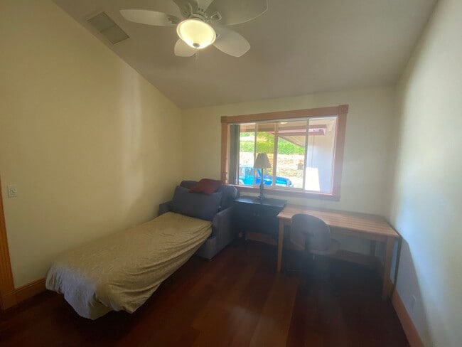 Building Photo - Stunning Launiupoko 2BR Rental – Ocean Vie...