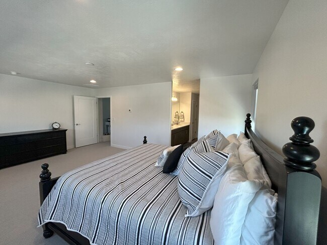 Building Photo - 5 Bed/3 Bathroom house in America Fork