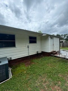 Large Rear backyard - 300 Chuckwood Rd