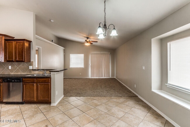 Building Photo - 814 Desert Silver Dr