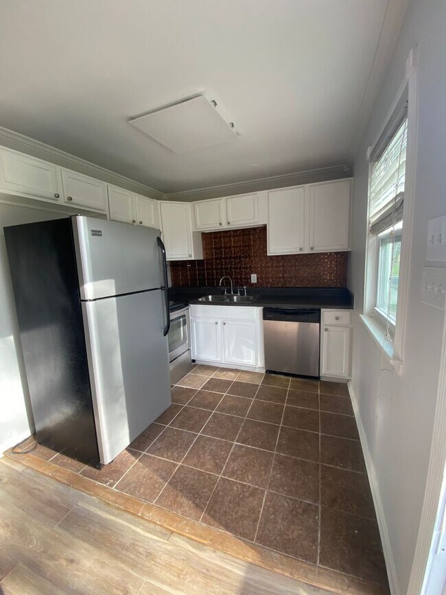 Building Photo - 1504 Oakwood Ave NE