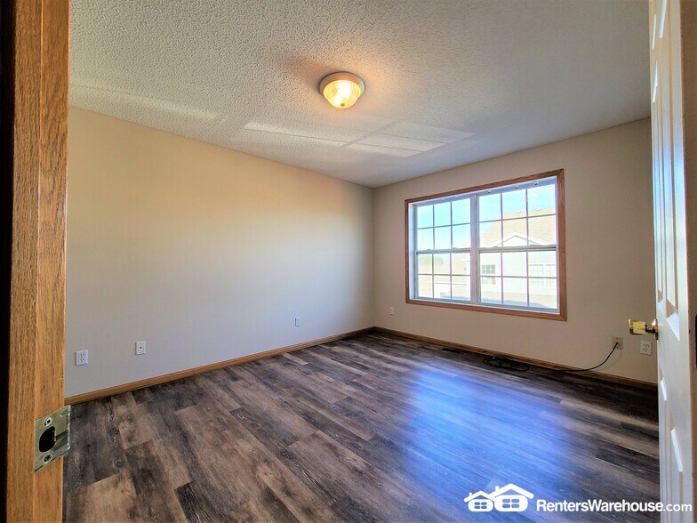 Building Photo - 637 Meadow Ln