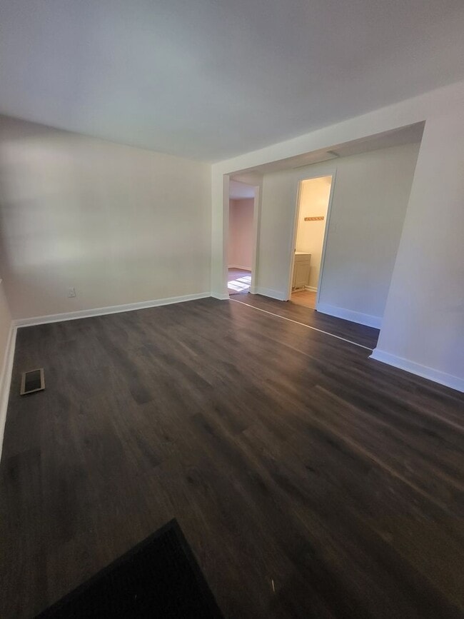 Building Photo - Charming Cottage on the Eastside Available Now