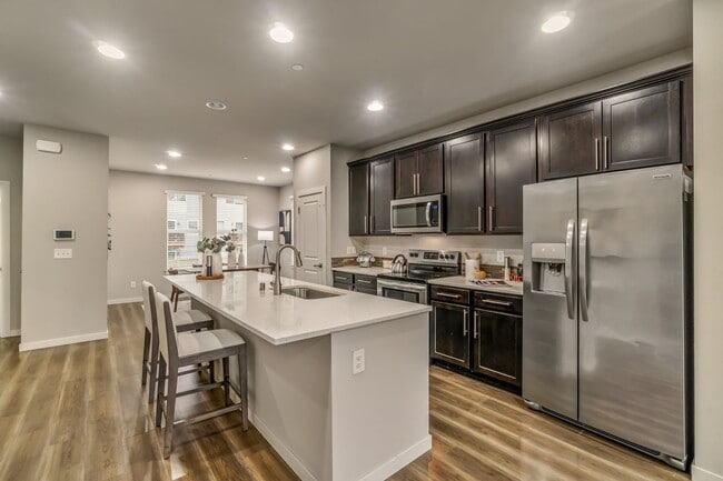 Building Photo - Modern Tri-Level 4BD/3.5BTH Townhouse in Lynnwood for Rent! Pet Friendly!