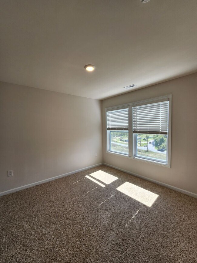 Building Photo - **6 Month Lease** Hendersonville Rental!