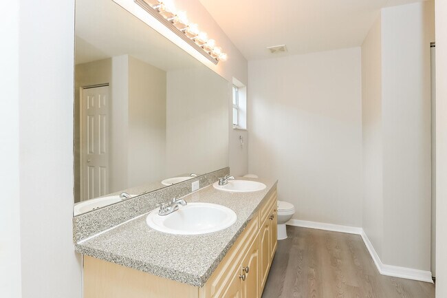 Building Photo - 1302 SW Amboy Ave