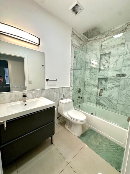 Building Photo - 14890 NE 10th Ave