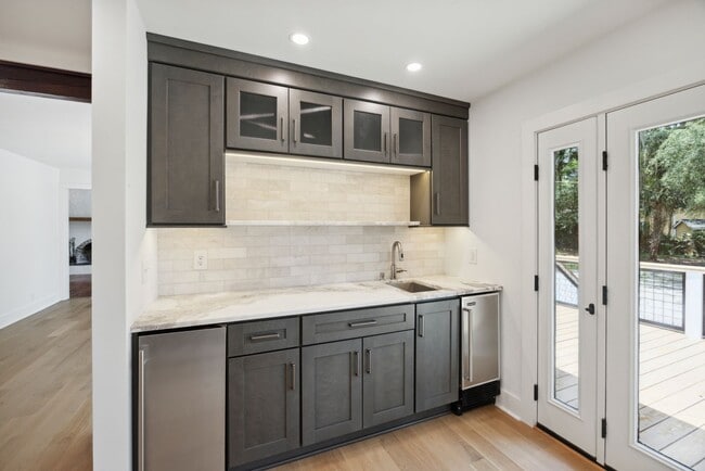 Building Photo - Available 6/15. Stunning, Fully-Rennovated...