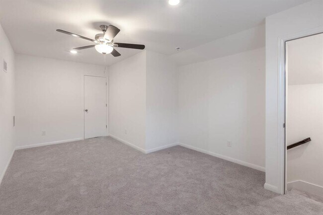 Building Photo - 309 Barton Oak Trl