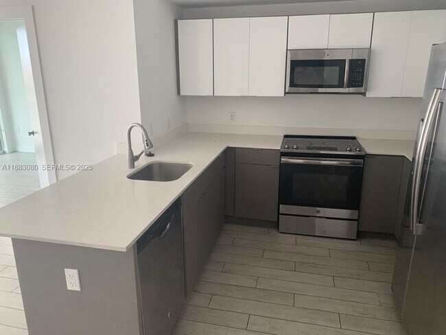 Building Photo - 321 NE 26th St