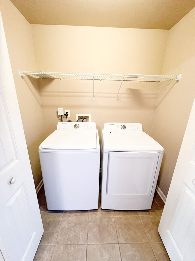 Building Photo - 2 Bedroom 1.5 Bath Townhome