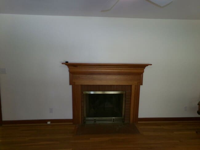 Building Photo - Country Living in Town