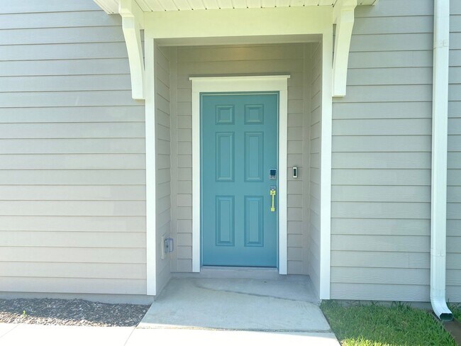 Building Photo - New 3/2.5 End Unit Townhouse!