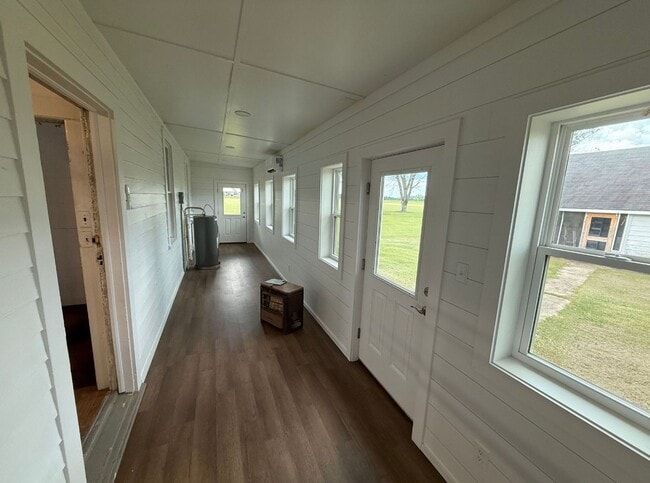 Building Photo - Charming Country Farmhouse in Elberta!