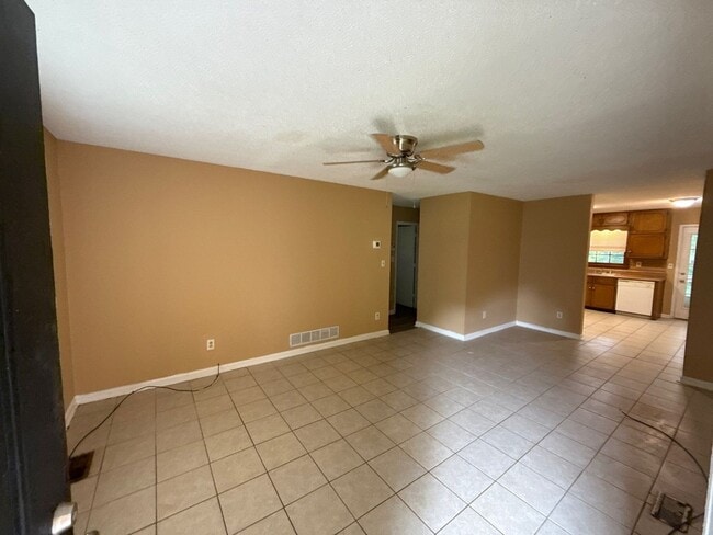 Building Photo - Duplex on a quiet cul-de-sac for a great p...