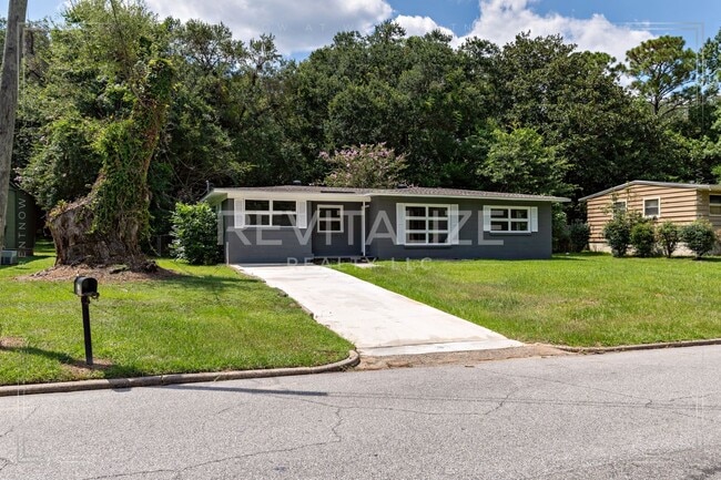 Building Photo - Charming 3-Bedroom Home with Unique Dual E...