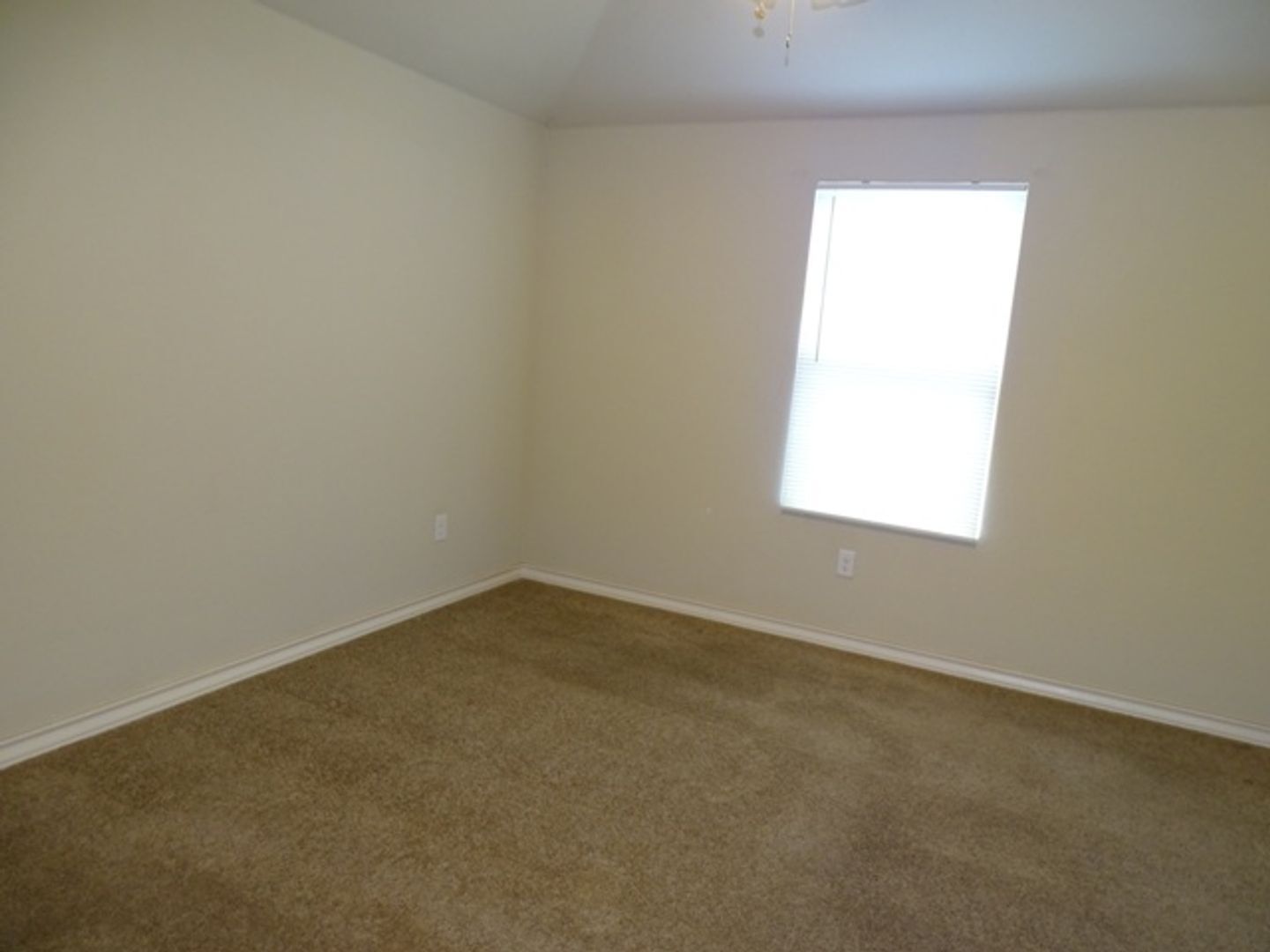 Building Photo - 7054 Lakeview Dr