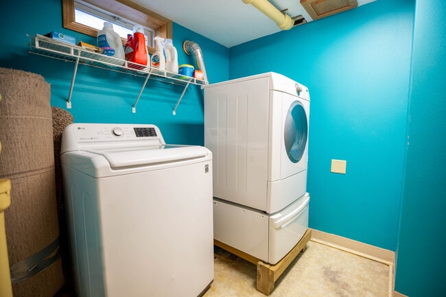 Building Photo - 204 NW Sharmin Dr