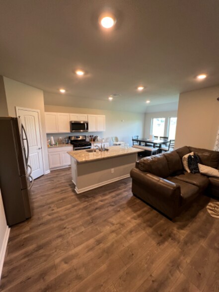 Building Photo - 858 Gold Finch Wy