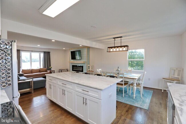 Building Photo - 8530 Wedding Dr