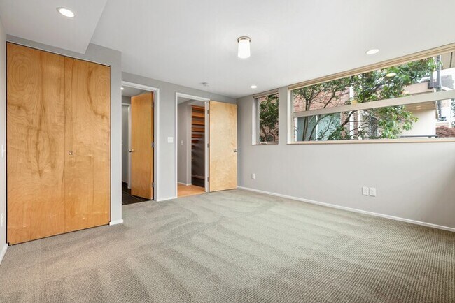 Building Photo - Gorgeous VIEW Townhome w/ 2 Master Suites in Coveted Eastlake