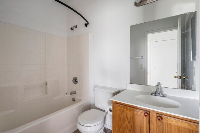 Building Photo - Beautiful 3 bedroom patio home with open f...