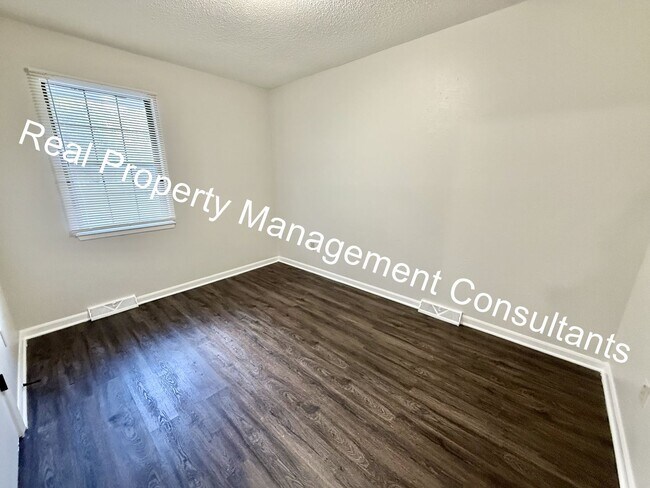 Building Photo - Beautifully Updated Split-Level Home in Blue Springs