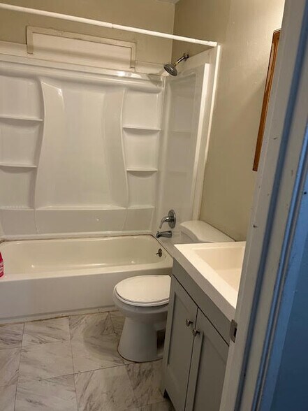 Building Photo - 3325 Beechmont St