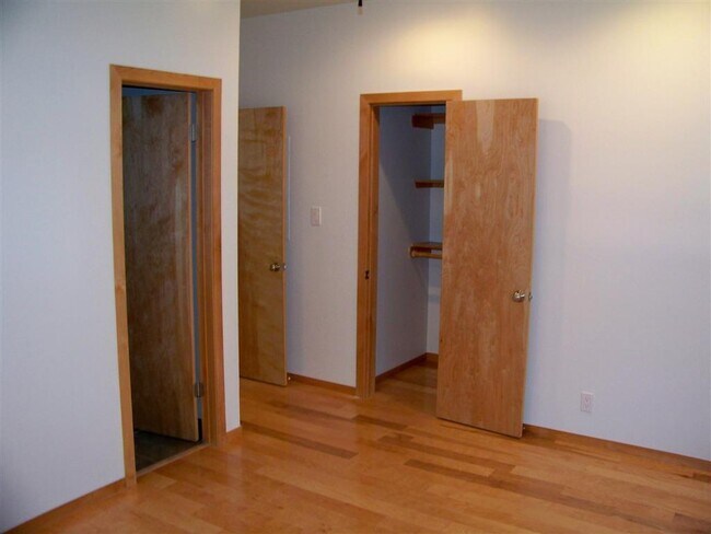 Building Photo - 802 S 1st St