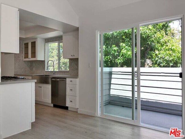 Building Photo - 853 Hayworth Ave