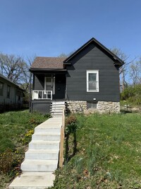 Building Photo - Cozy 2 Bedroom, 1 Bath in KCMO!