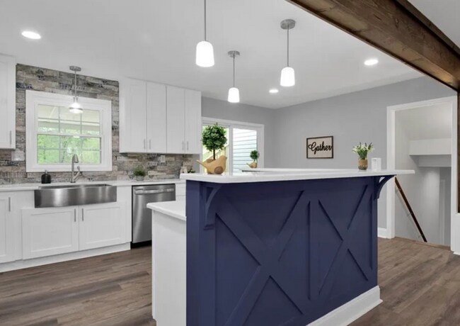 Building Photo - NEW LISTING!!!!!