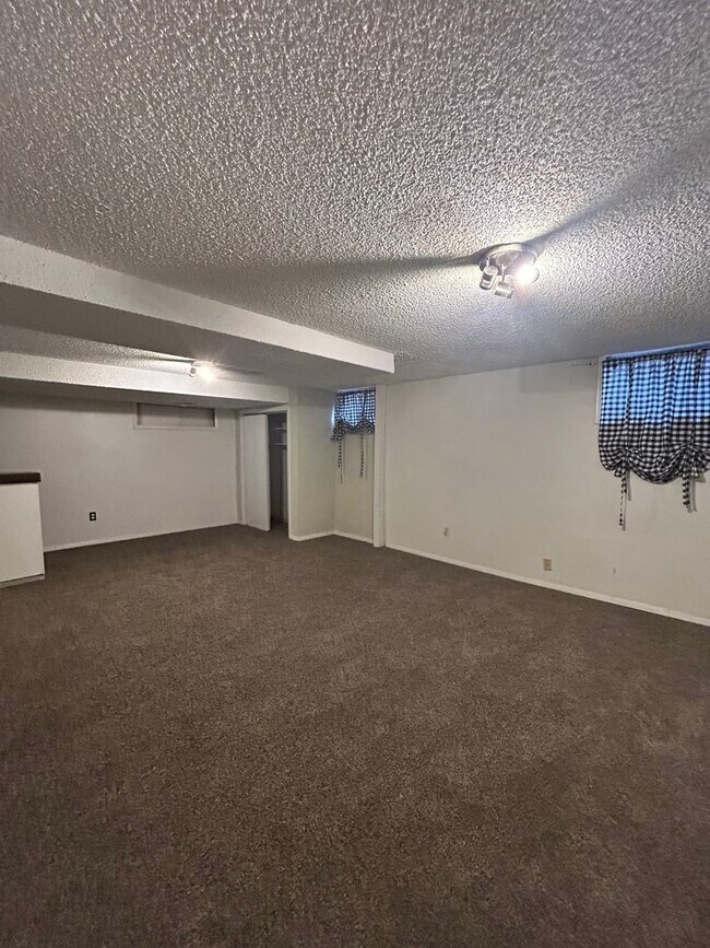 Building Photo - 5 BR/3 1/2 BA in the Desirable Meadowglen Community!!