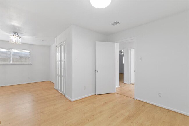 Building Photo - 15823 Fox Springs Dr