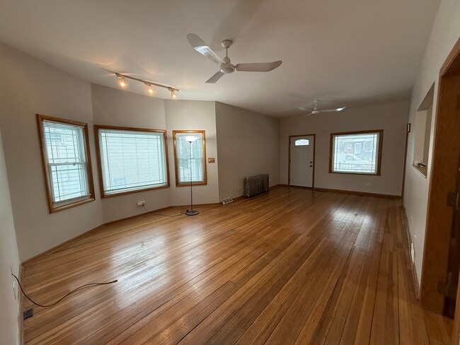 Building Photo - 4844 W Montrose Ave