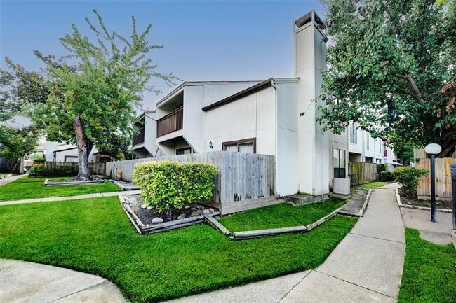 Primary Photo - 3915 Tanglewilde St
