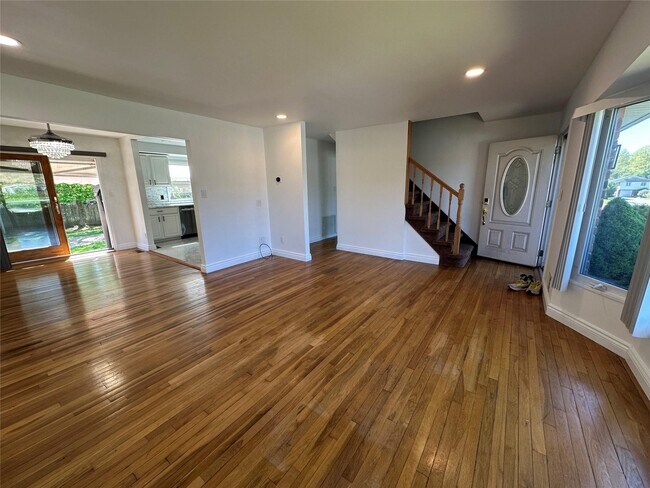 Building Photo - 14 Somers Ln