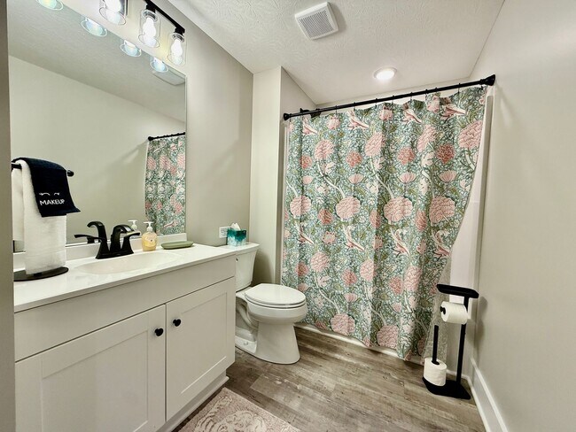 Building Photo - New 5BR Retreat With Hot Tub 2 Living Areas WC, OH