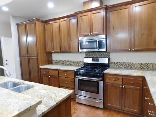 Building Photo - 3Bd/2.5Ba Two Story Townhouse - Available ...
