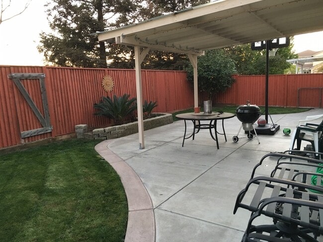 Building Photo - Spacious two-story home featuring 4 bedrooms and 3 full bathrooms (1 bedroom and 1 bathroom downs...